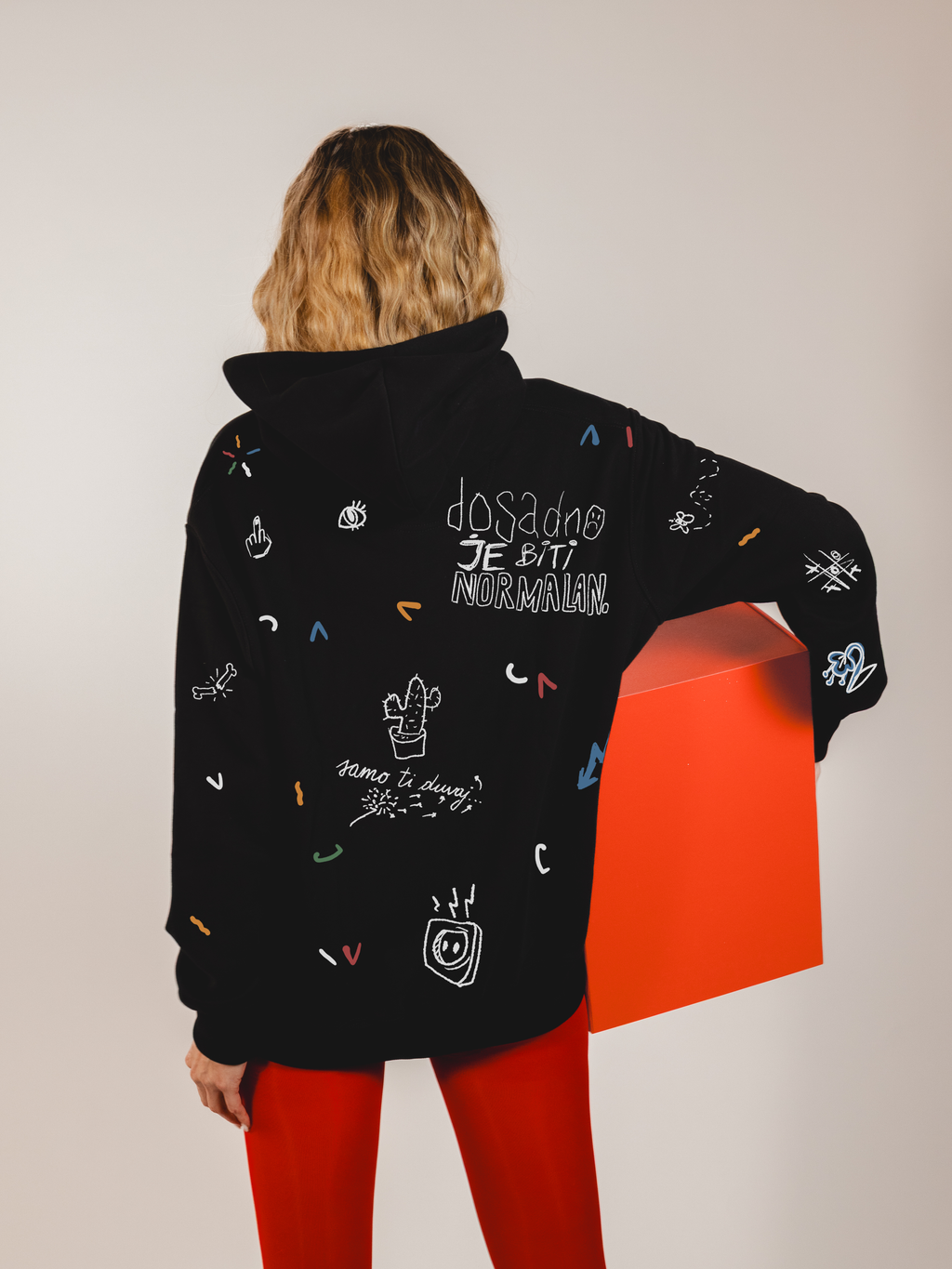 Zašto me svi čudno gledaju – Ženski duks sa kapuljačom